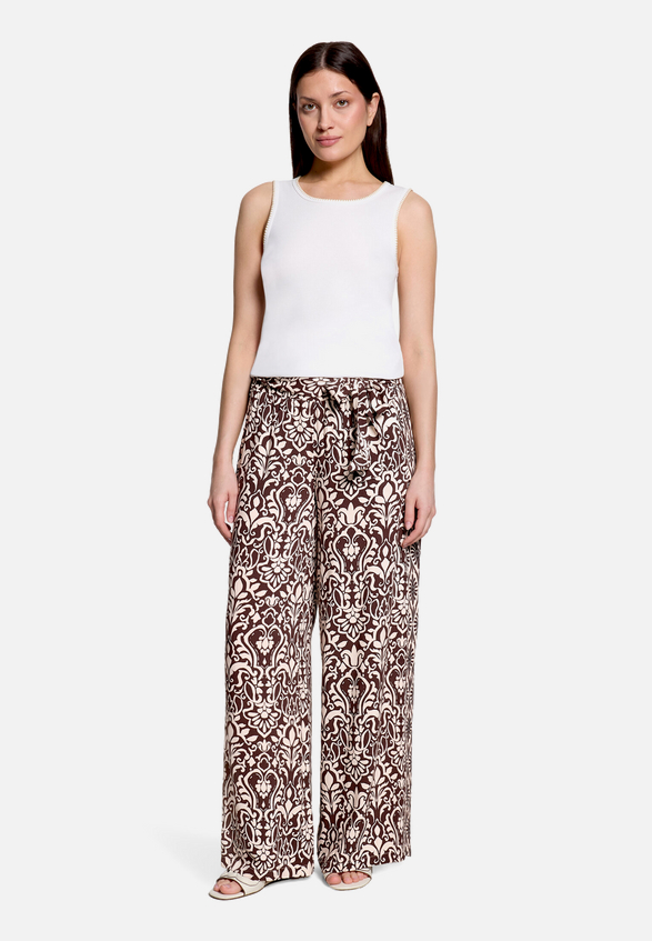 Palazzo-Hose mit Gummizug / Modellfoto Vorderseite (Outfit)
