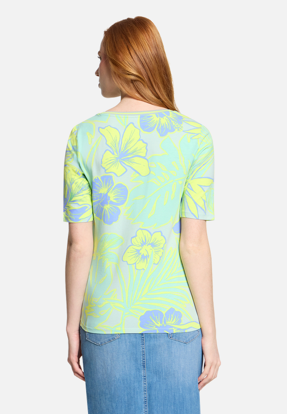 Basic Shirt mit Blumenprint / Modellfoto Rückseite