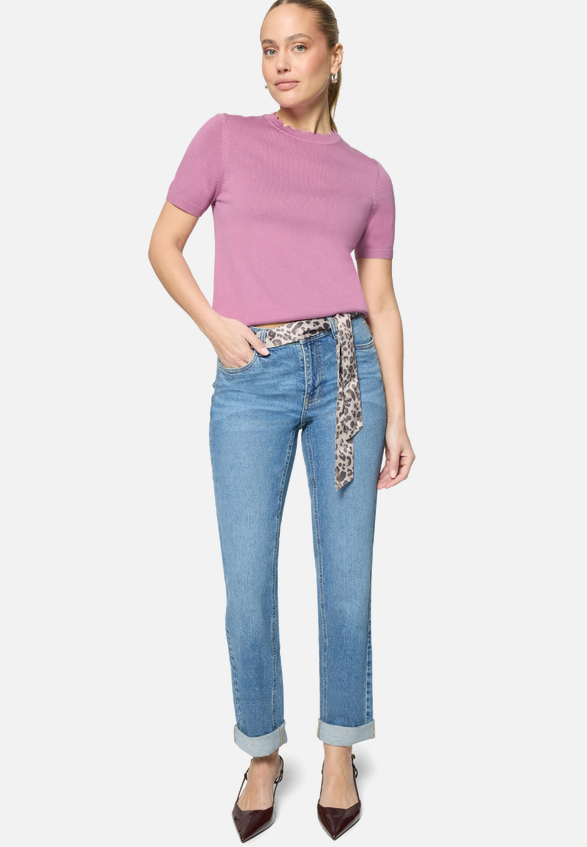 Kurzarmpullover  mit Wellensaum  / Modellfoto Vorderseite (Outfit)