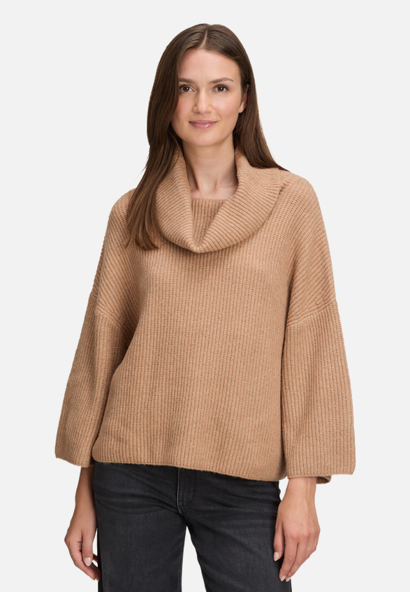 Strickpullover mit Kragen / Modellfoto Vorderseite
