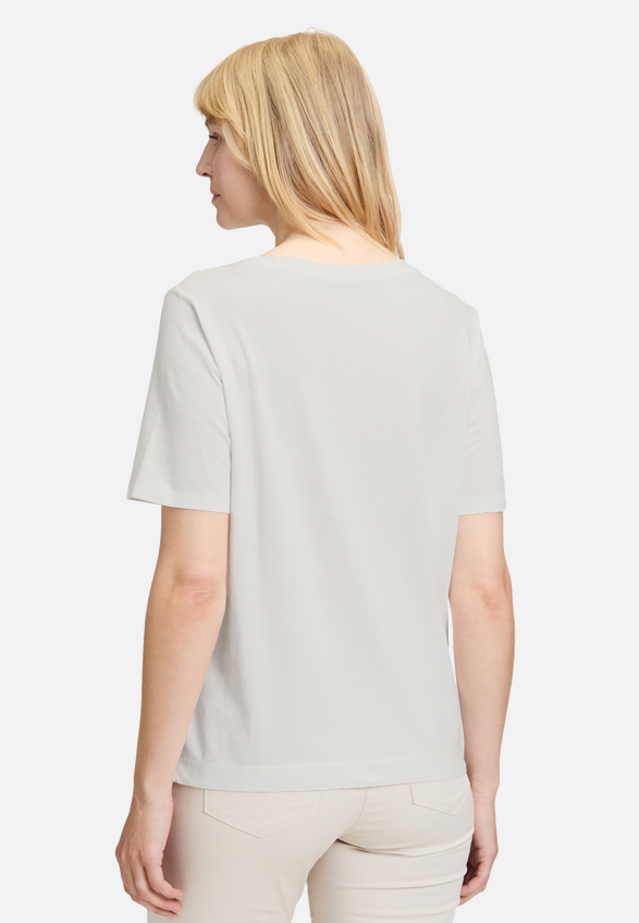 Basic Shirt mit Rundhalsausschnitt / Modellfoto Rückseite