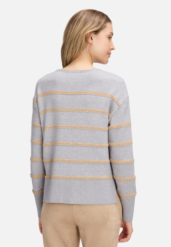 Strickpullover mit Pailletten / Modellfoto Rückseite