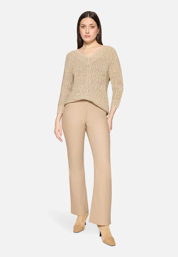 Strickpullover mit Struktur / Modellfoto Vorderseite (Outfit)