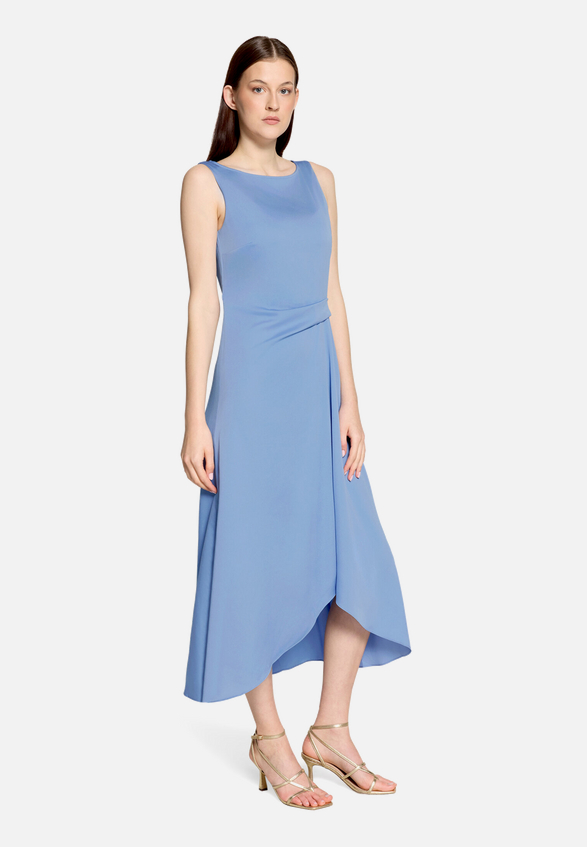 Cocktailkleid mit Raffung / Modellfoto Vorderseite (Outfit)