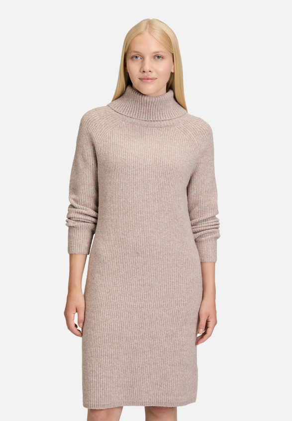Strickkleid mit Turtle Neck / Modellfoto Vorderseite