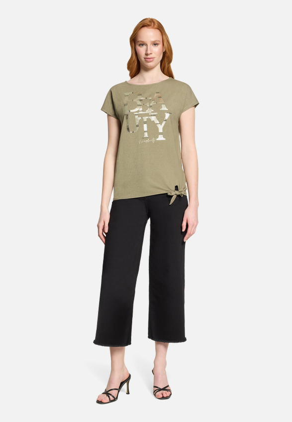 Halbarm-Shirt mit Schleifenknoten / Modellfoto Vorderseite (Outfit)