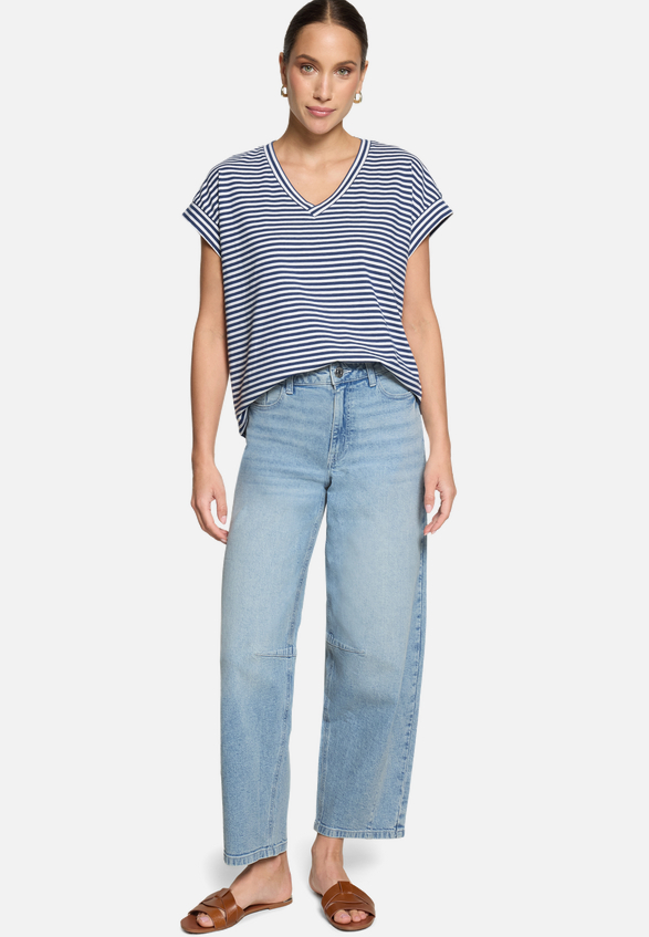 Shirt  gestreift mit V-Ausschnitt  / Modellfoto Vorderseite (Outfit)