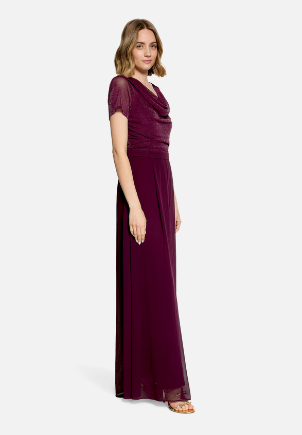 Jumpsuit mit Wasserfallausschnitt / Modellfoto Vorderseite (Outfit)