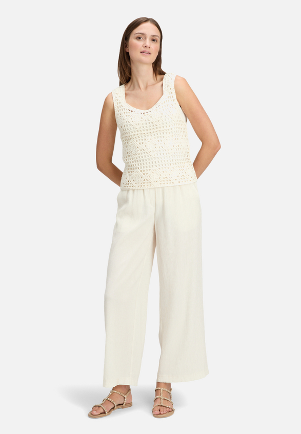 Strick-Top mit Lochmuster / Modellfoto Vorderseite (Outfit)