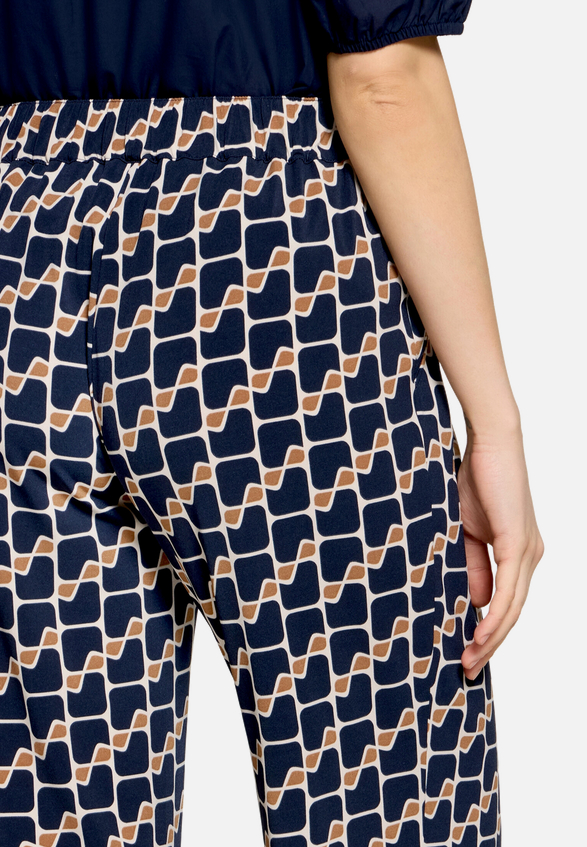 Schlupfhose  mit grafischem Muster  / Detailbild