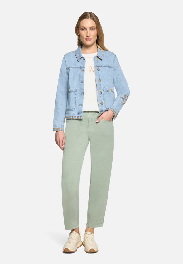 Jeansjacke mit Stickerei / Modellfoto Vorderseite (Outfit)