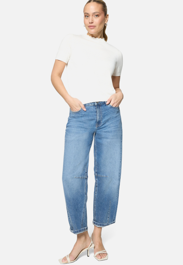 Barrel-Jeans  Mid Waist 29 Inch  / Modellfoto Vorderseite (Outfit)
