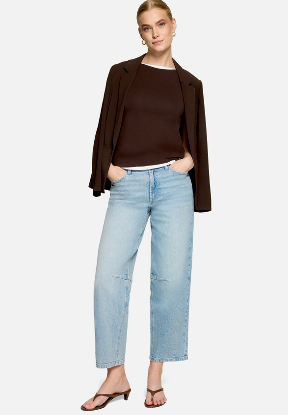 Basic-Top mit U-Boot Ausschnitt  / Modellfoto Vorderseite (Outfit)