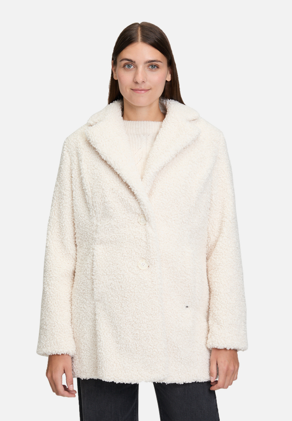 Plüschjacke mit Reverskragen / Modellfoto Vorderseite