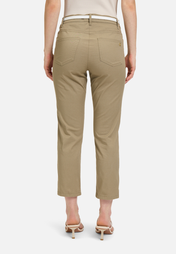 Sommerhose mit Gürtel / Modellfoto Rückseite