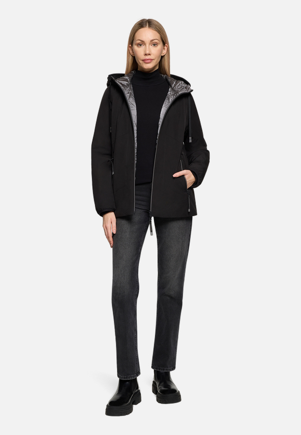 Wendejacke mit Kapuze / Modellfoto Vorderseite (Outfit)