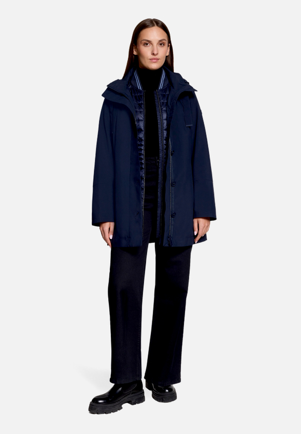 Funktionsjacke  mit abnehmbarer Kapuze / Modellfoto Vorderseite (Outfit)