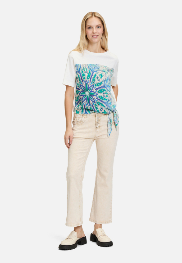 Rundhals-Shirt mit Schleifenknoten / Modellfoto Vorderseite (Outfit)