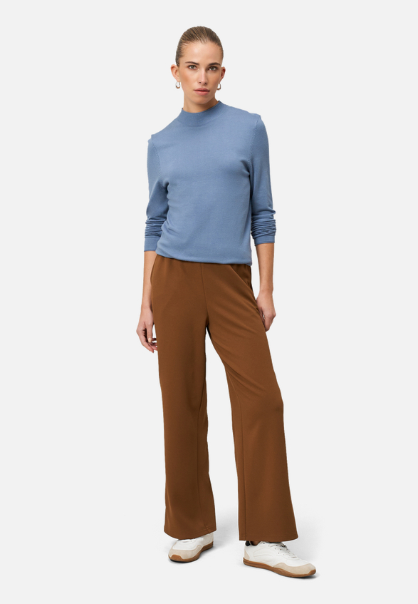 Feinstrickpullover mit hohem Kragen / Modellfoto Vorderseite (Outfit)