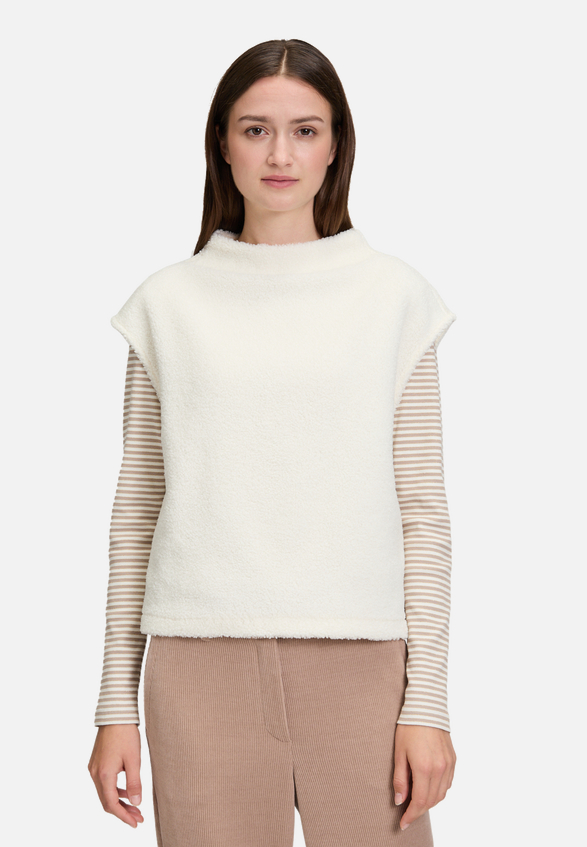 Sweatshirt mit Seitenschlitzen / Modellfoto Vorderseite