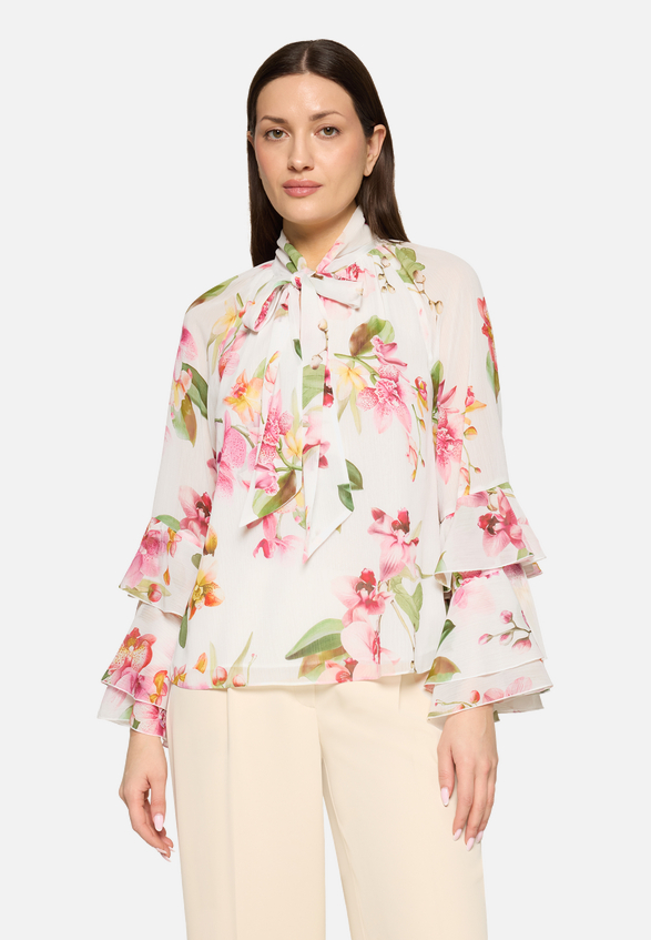 Chiffonbluse mit Volant / Modellfoto Vorderseite