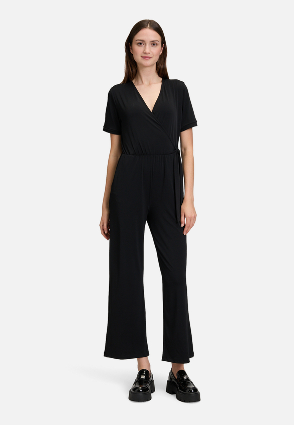 Jumpsuit mit Bindegürtel / Modellfoto Vorderseite