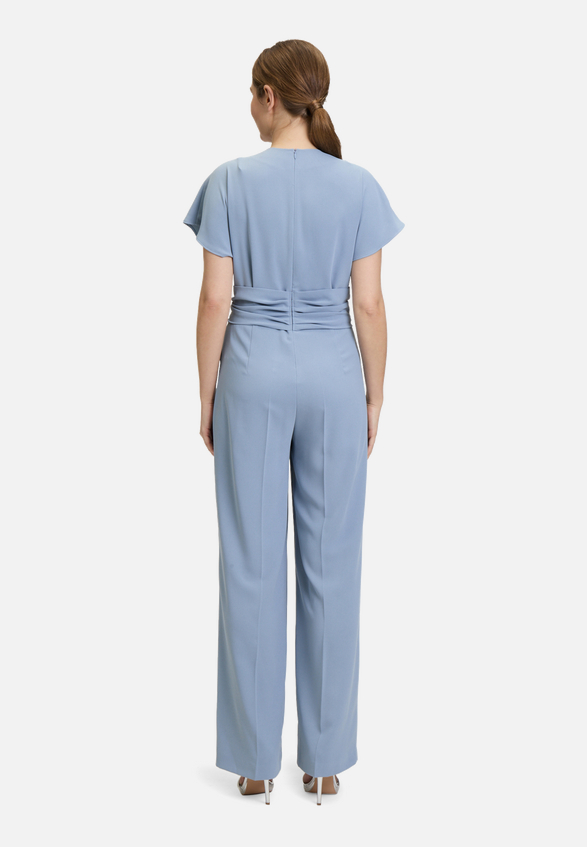 Jumpsuit mit Raffung / Modellfoto Rückseite