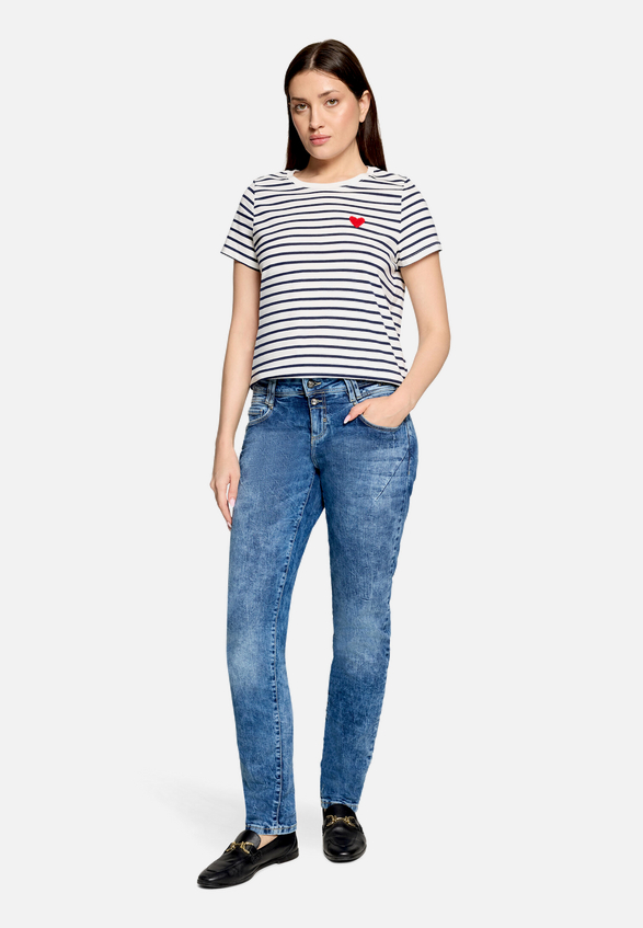 Boyfriend-Hose mit Nieten / Modellfoto Vorderseite (Outfit)