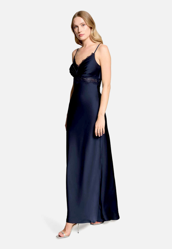Abendkleid schmal geschnitten / Modellfoto Vorderseite (Outfit)