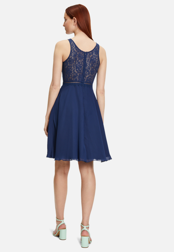 Cocktailkleid mit Spitze / Modellfoto Rückseite