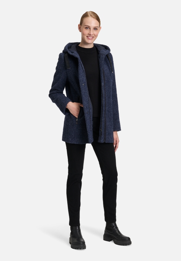 Wolljacke mit Kapuze / Modellfoto Vorderseite (Outfit)