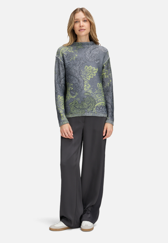 Strickpullover mit Pailletten / Modellfoto Vorderseite (Outfit)