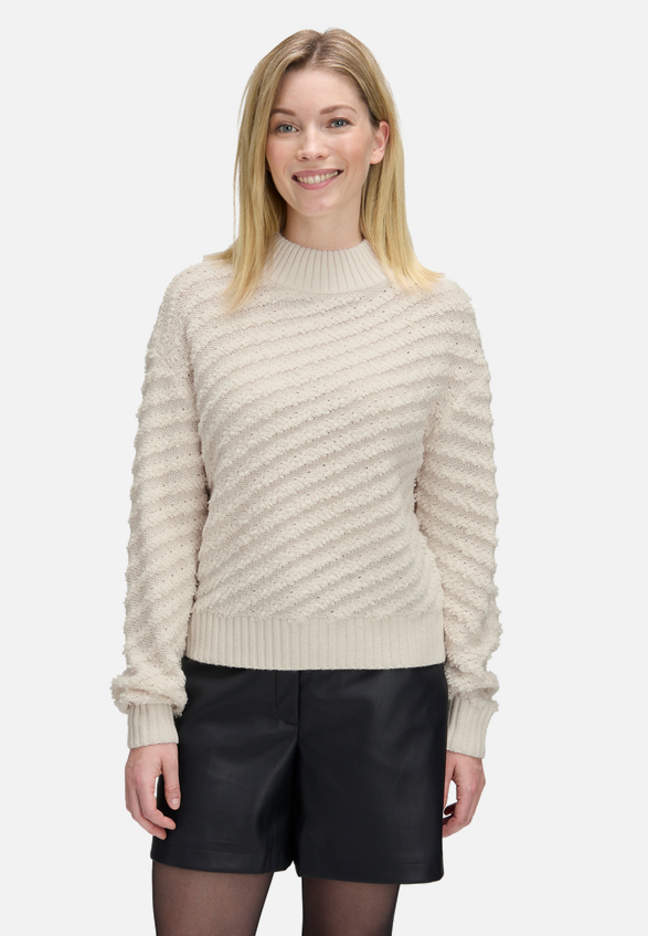 Strickpullover mit Struktur / Modellfoto Vorderseite