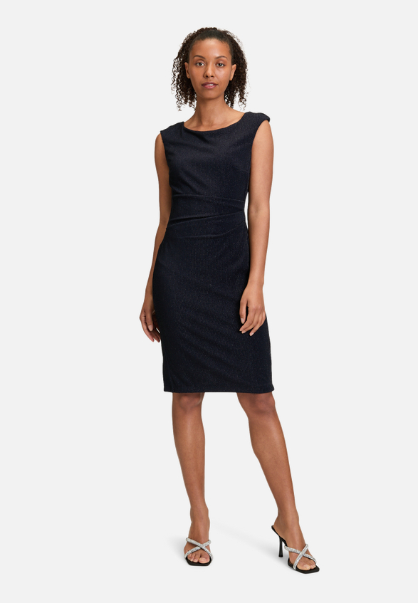 Cocktailkleid im Glitzer-Look / Modellfoto Vorderseite (Outfit)