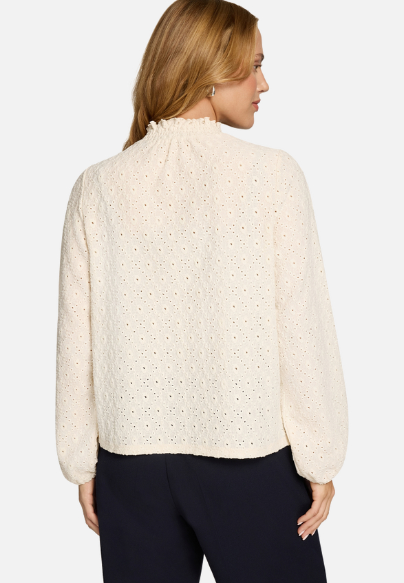 Bluse mit Lochmuster  / Modellfoto Rückseite