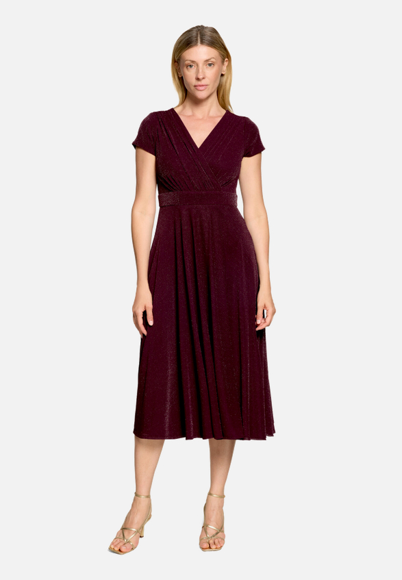 Cocktailkleid im Glitzer-Look / Modellfoto Vorderseite