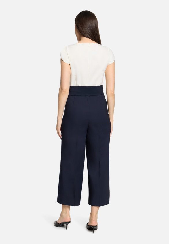 Jumpsuit mit Eingrifftaschen / Modellfoto Rückseite