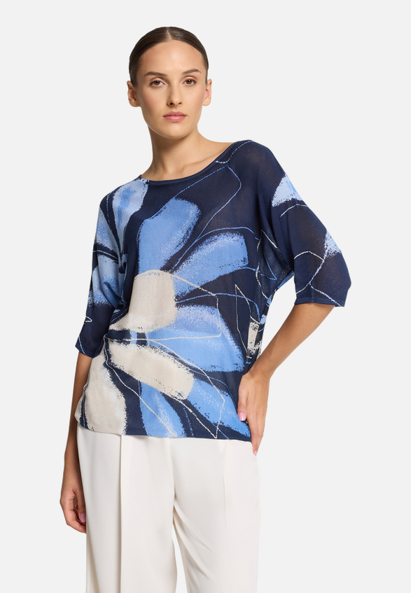 Feinstrickpullover mit Print / Modellfoto Vorderseite