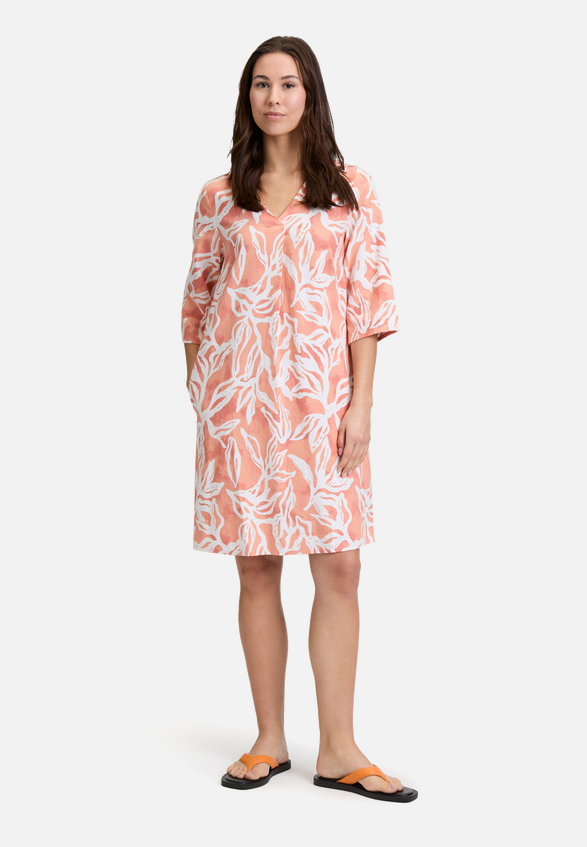 Sommerkleid mit Muster / Modellfoto Vorderseite (Outfit)