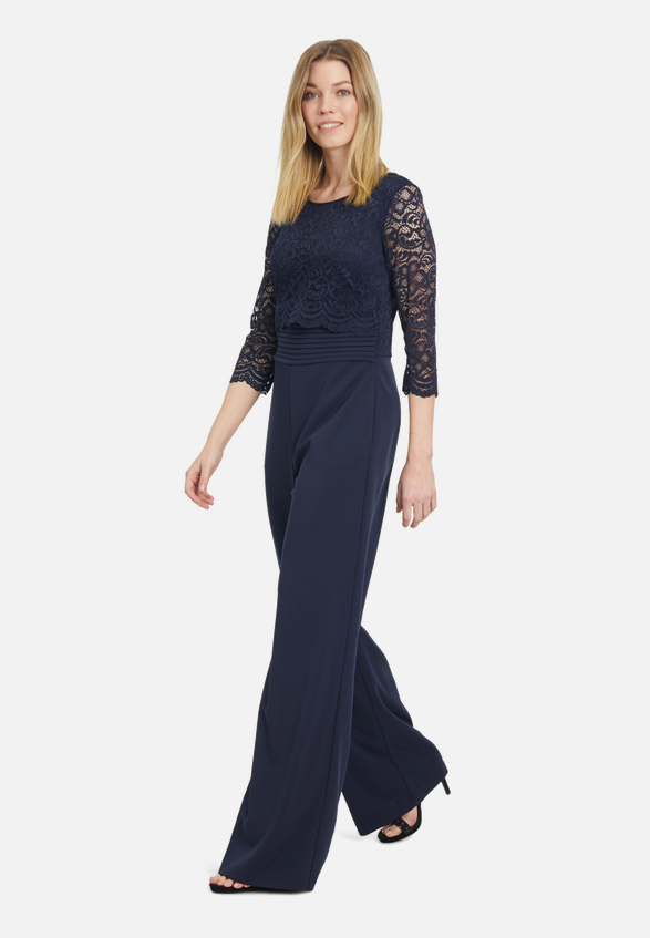 Jumpsuit mit Spitze / Modellfoto Vorderseite (Outfit)