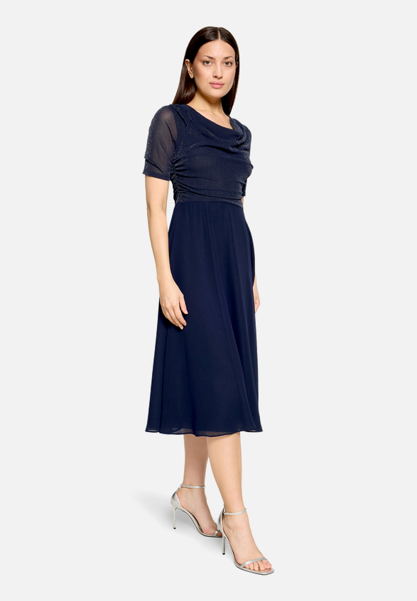 Cocktailkleid im Glitzer-Look / Modellfoto Vorderseite (Outfit)