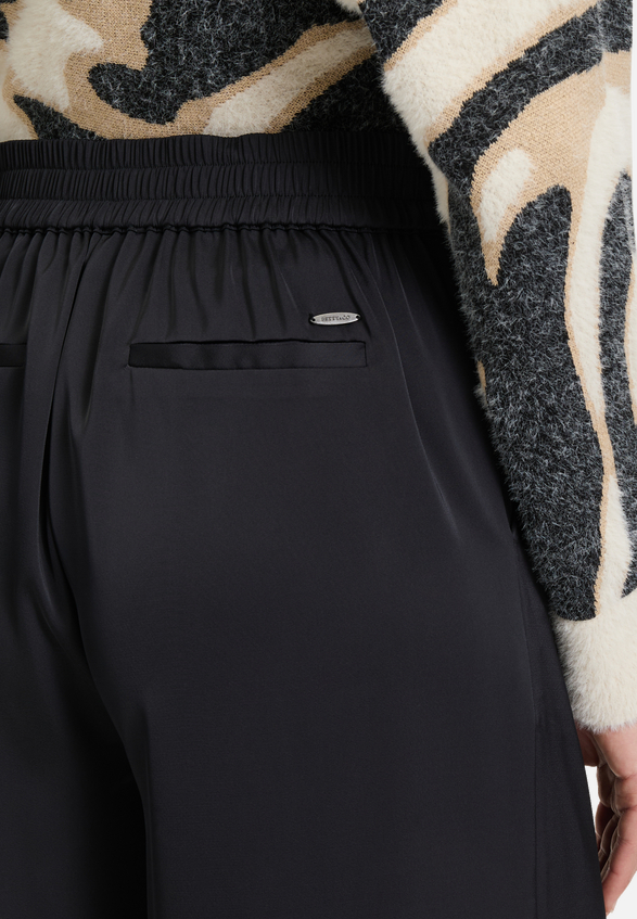 Schlupfhose mit weitem Bein / Detailbild