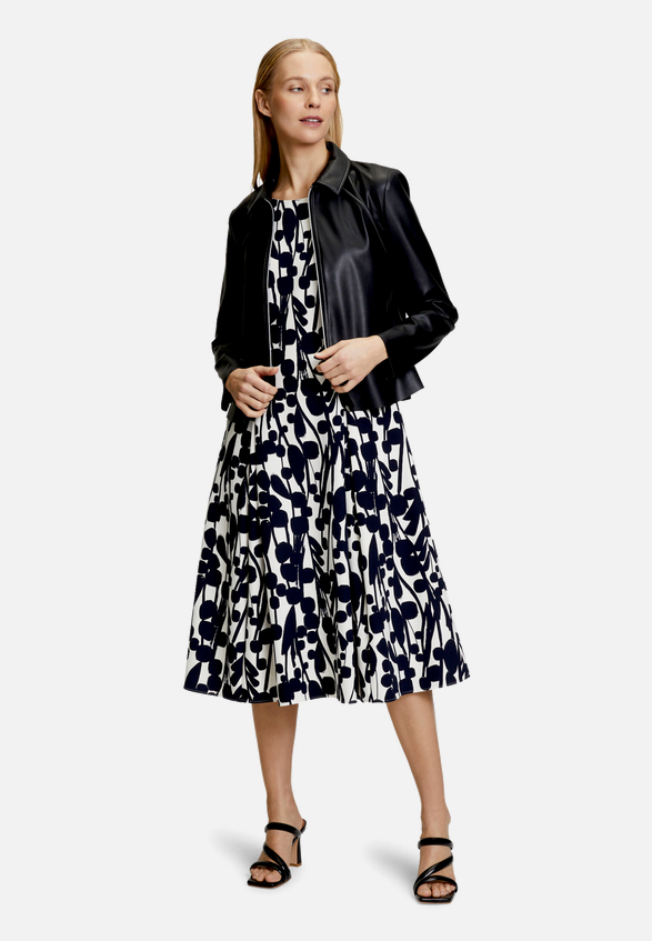 Cocktailkleid mit Print / Modellfoto Vorderseite (Outfit)