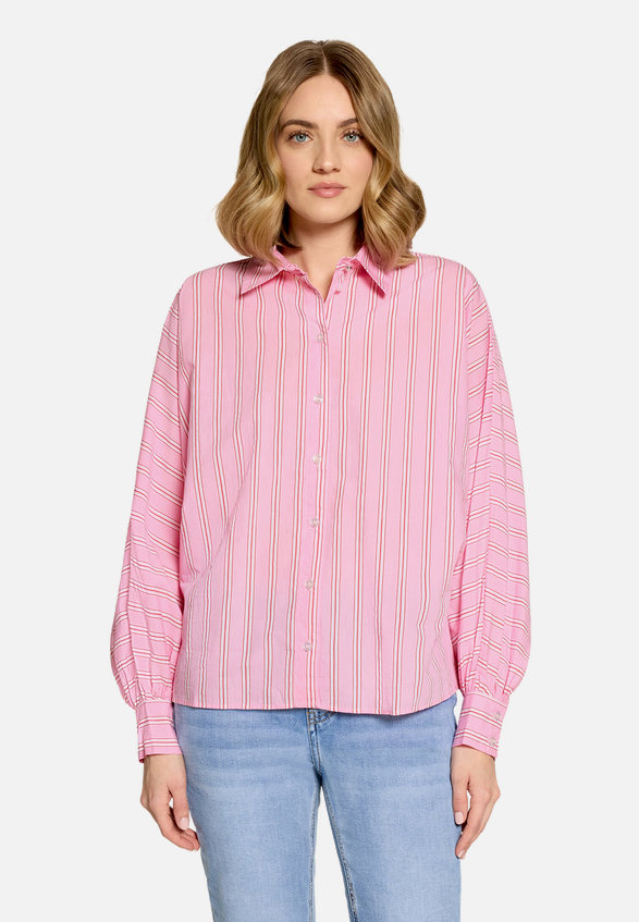 Oversize-Bluse mit Streifen / Modellfoto Vorderseite
