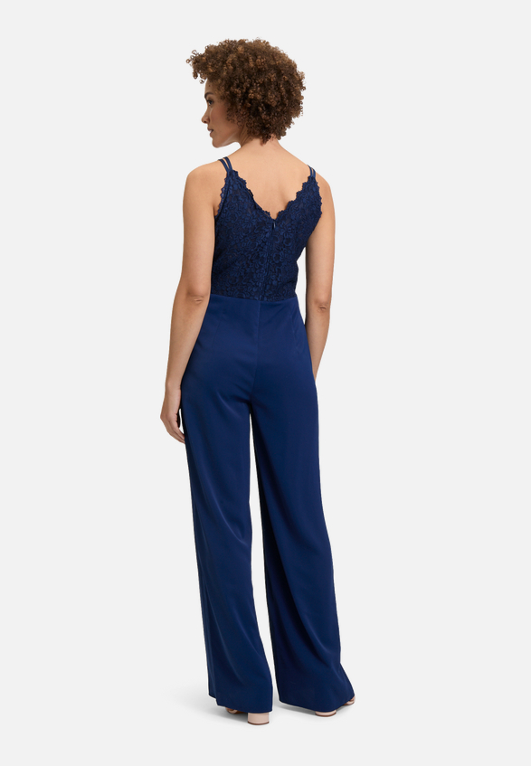 Jumpsuit mit Spitze / Modellfoto Rückseite