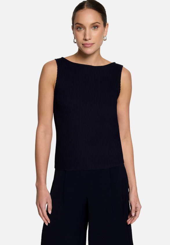 Stricktop  mit U-Boot Ausschnitt  / Modellfoto Vorderseite