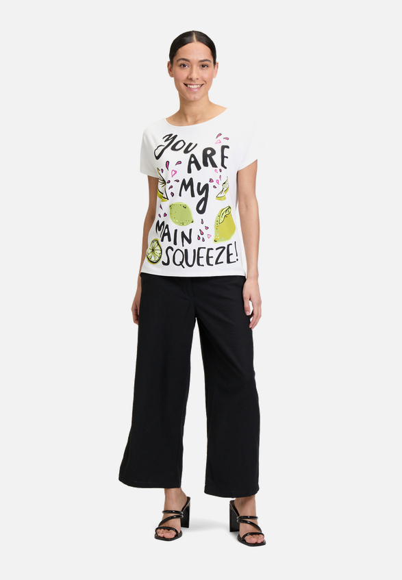 Basic Shirt mit U-Boot-Ausschnitt / Modellfoto Vorderseite (Outfit)