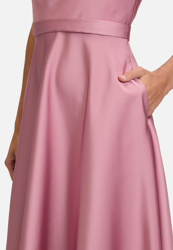 Cocktailkleid mit Wasserfallausschnitt / Detailbild