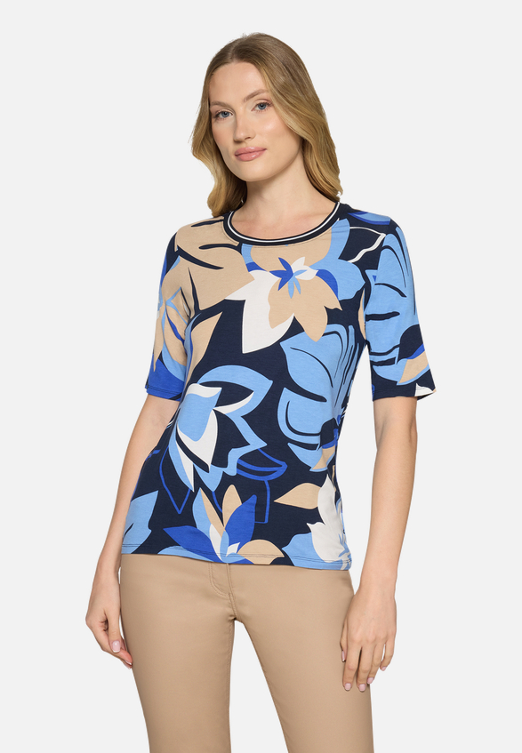 Basic Shirt mit Print / Modellfoto Vorderseite