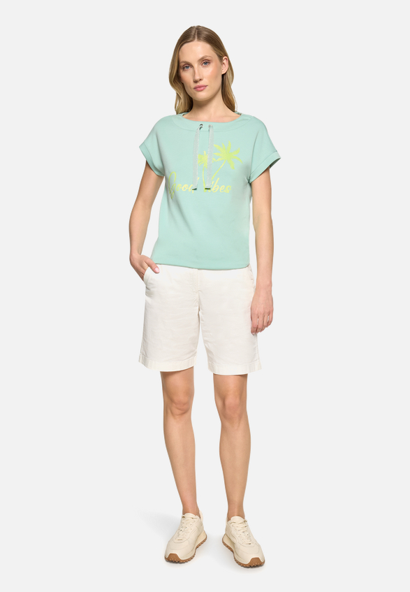 Sweatshirt mit Aufdruck / Modellfoto Vorderseite (Outfit)